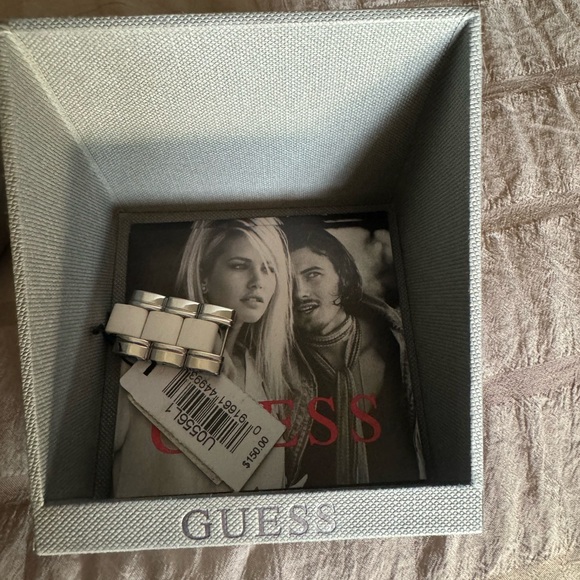 Used GUESS women’s watch - Picture 6 of 8